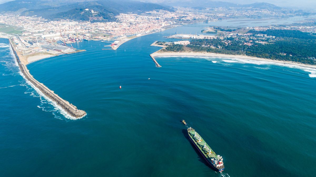 Vista aérea del puerto de Viana do Castelo, con la ciudad y el mirador de Santa Lucía