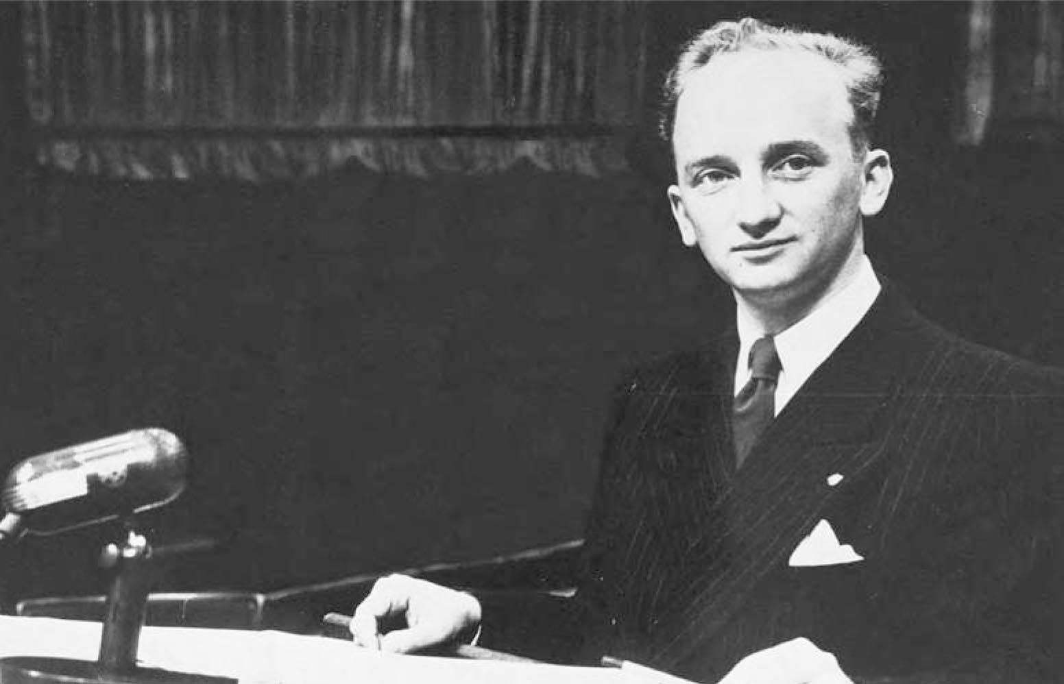 El fiscal Benjamin Ferencz en una foto del libro 'Cazadores de nazis'.