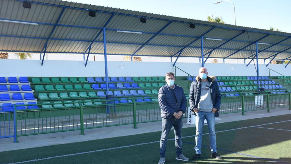 Ramón Hernández y Rubén López, en el campo de fútbol.