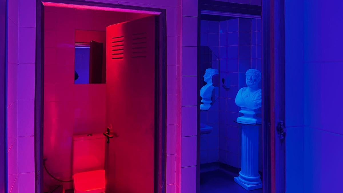 Baños en los que hacerse selfis con colores a lo James Turrell: son de la coctelería clandestina Monk. 