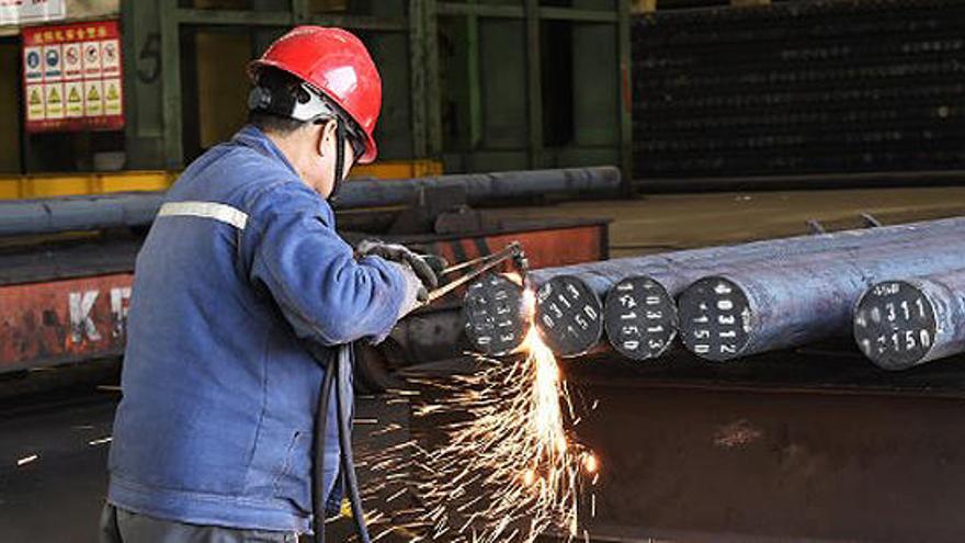 Un trabajador en una factoría china de acero.