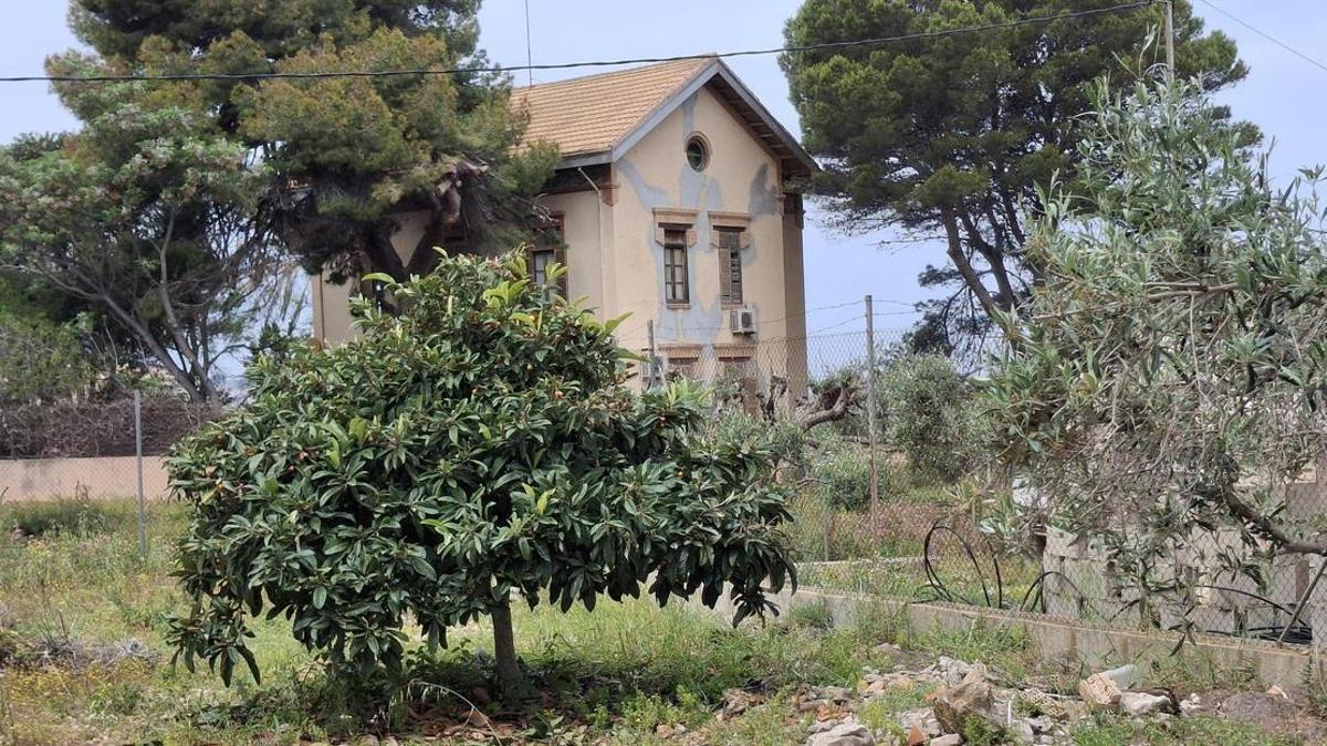 Mansión del siglo XIX que está junto a la parcela donde se construirán los chalés de lujo. | A. P. F.