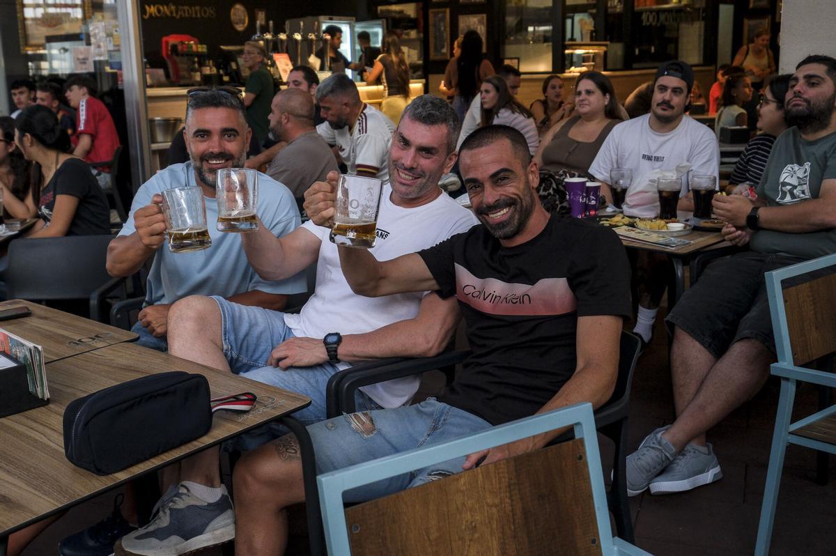 Afición española viviendo el cruce de España-Portugal en el CC Los Alisios