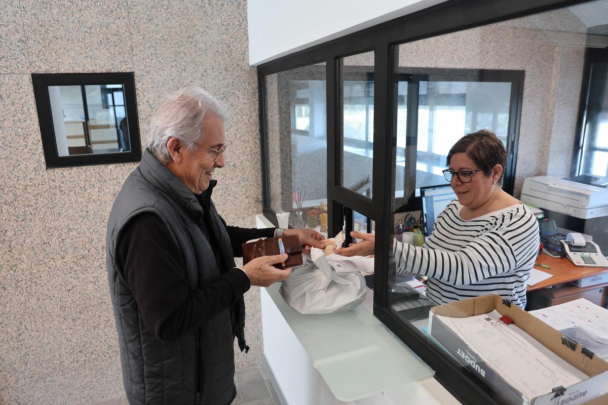 El pescado y el marisco se compra en la planta baja de la lonja y se paga en la oficina de la superior.