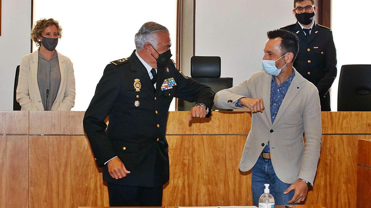 El jefe de la Policía Nacional, Gonzalo Espino, y el alcalde Rafa Ruiz se saludan tras la firma. | JUAN A. RIERA