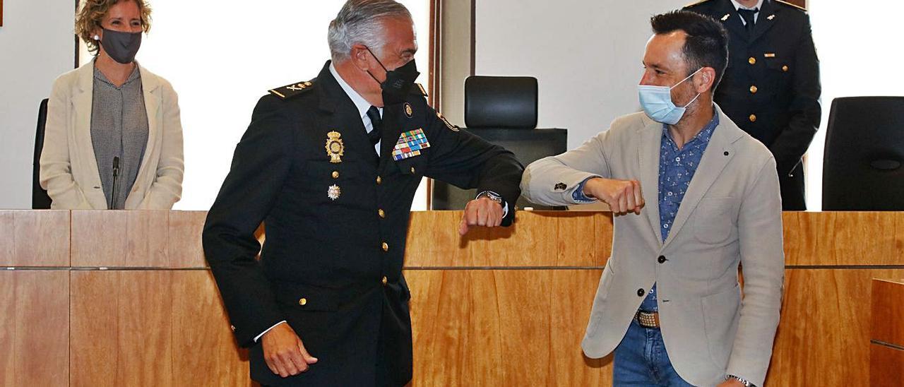 El jefe de la Policía Nacional, Gonzalo Espino, y el alcalde Rafa Ruiz se saludan tras la firma. | JUAN A. RIERA