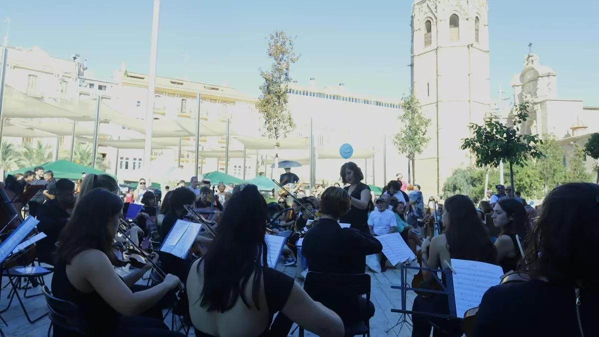 Músicos en la plaza de la Reina