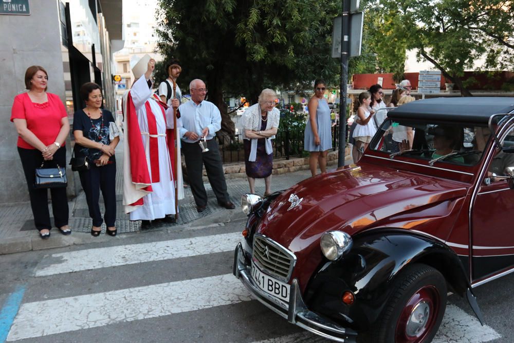 Los más pequeños y los coches antiguos protagonizaron las celebraciones de sa Capelleta, primero con una fiesta del agua y después con la bendición de automóviles por Sant Cristòfol.