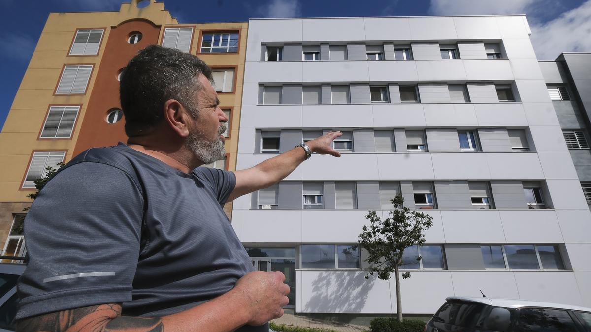 Un hombre señala un edificio en la capital grancanaria.