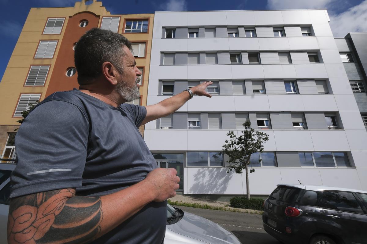 Un hombre señala un edificio en la capital grancanaria.