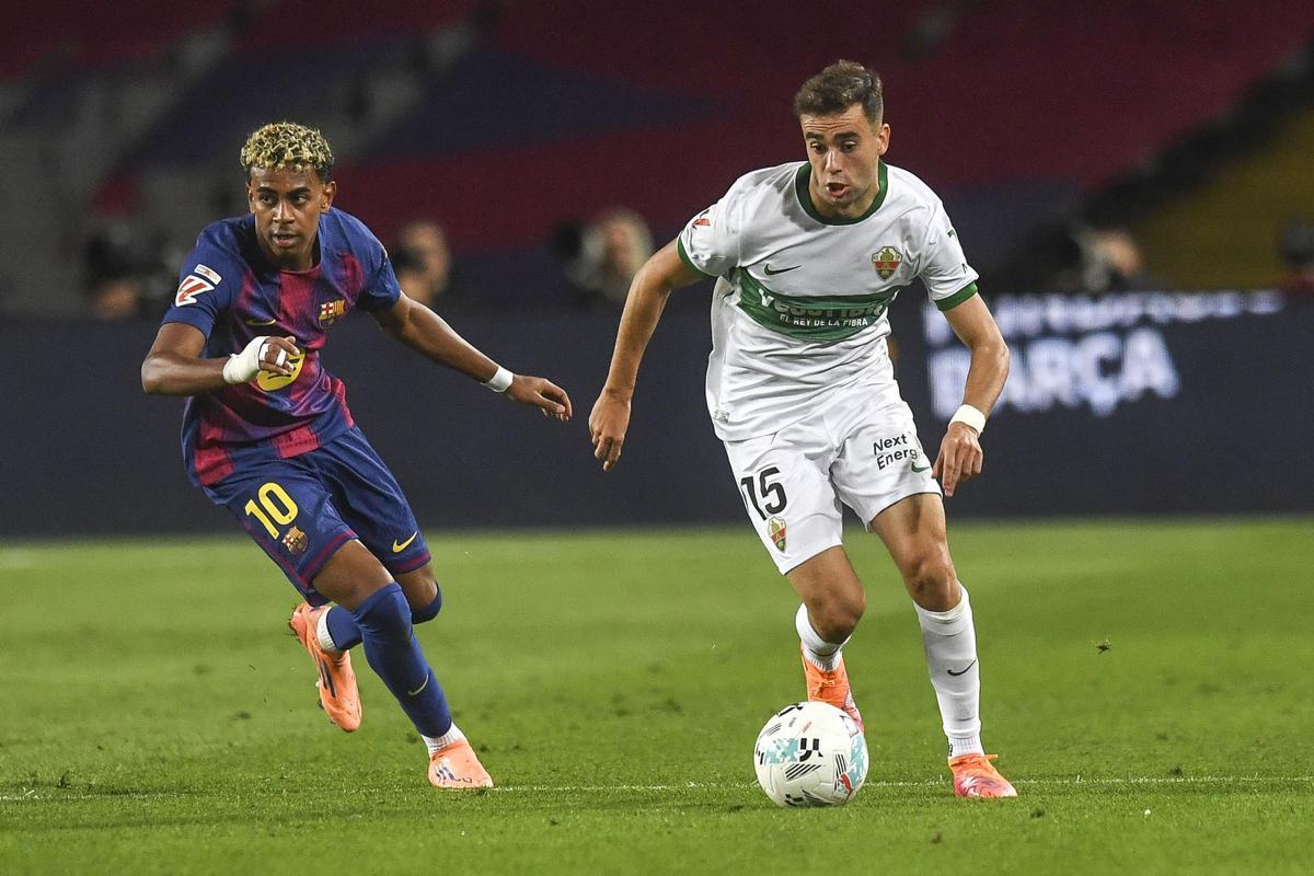 Álvaro Núñez controla el balón y Lamine Yamal lo persigue.