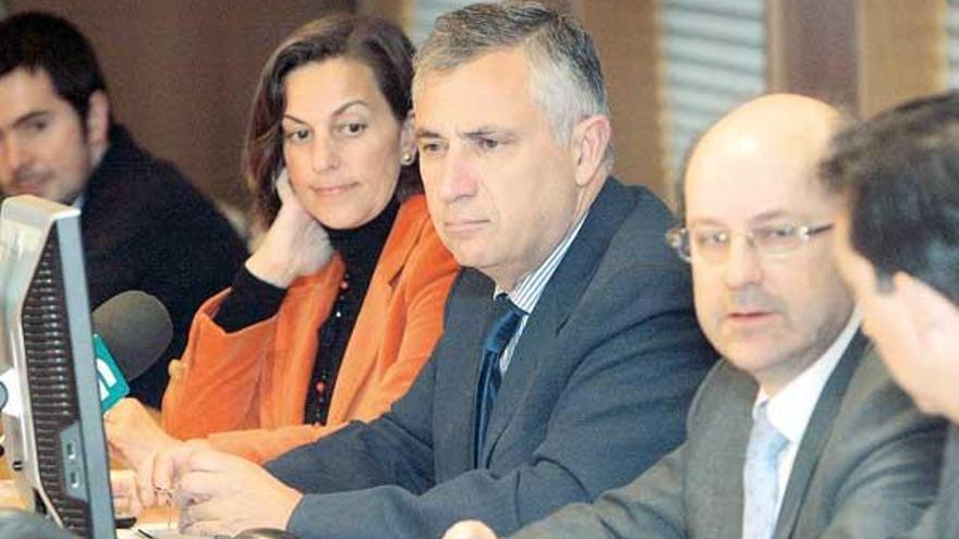 Teresa Porto, José Manuel García Iglesias y Manuel Aguilar, ayer, en la sede de Caixa Galicia.