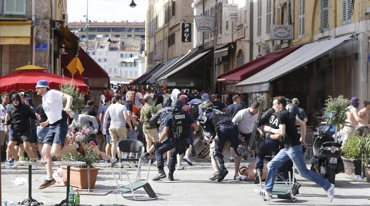 Disturbios provocados por los ’hooligans’ en el centro histórico de Marsella.