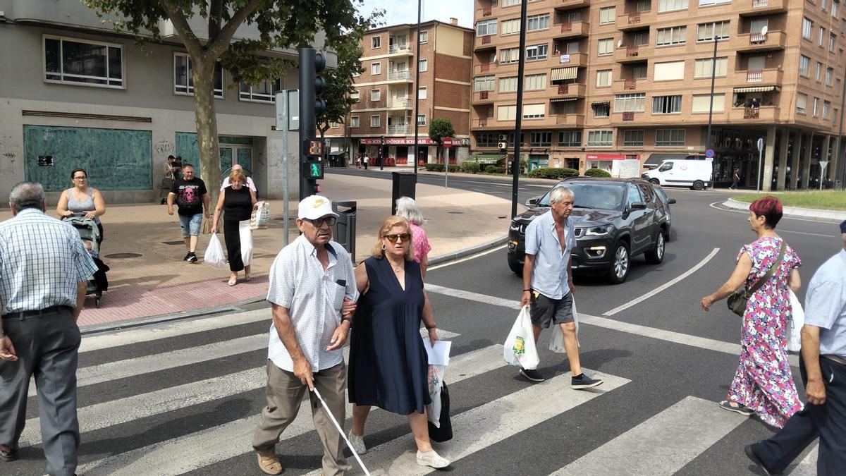 Manolo Bragado y Marce Hernández, en uno de los semáforos mudos de Cardenal Cisneros