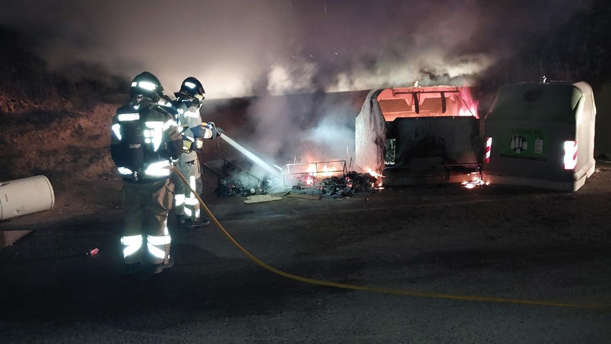 Los bomberos, durante el servicio.
