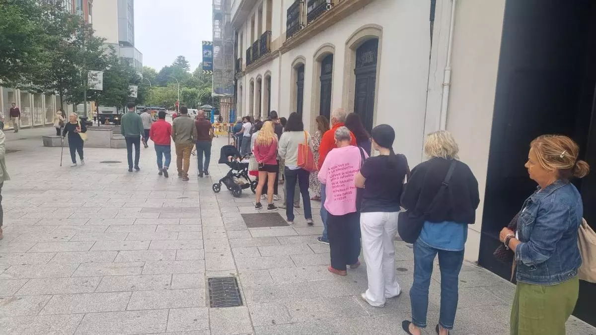 Sardinas, hogueras y las 'meigas': así son las camisetas y sudaderas especiales de Zara por San Juan