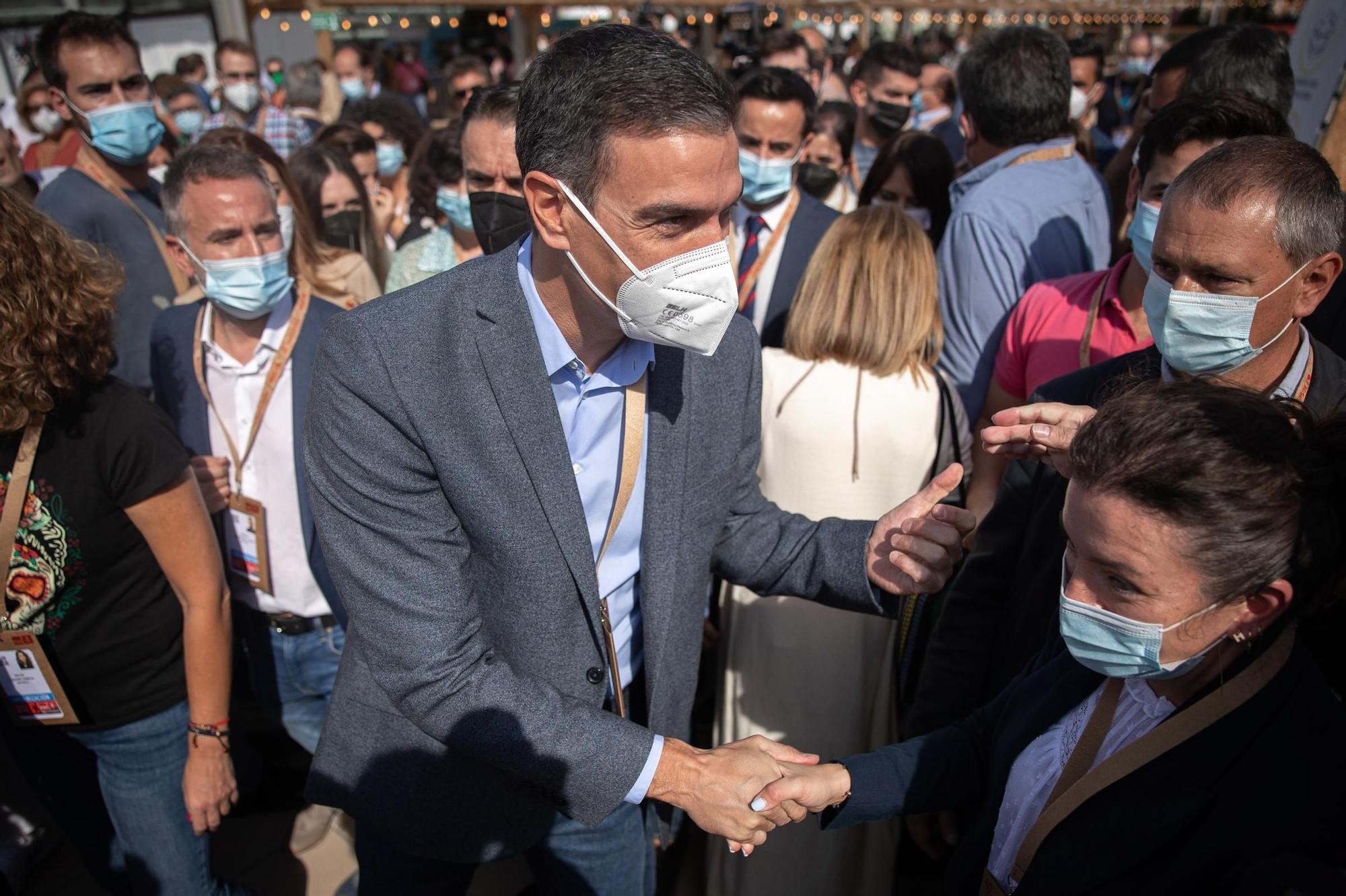 Pedro Sánchez saluda a la gente en Valencia.