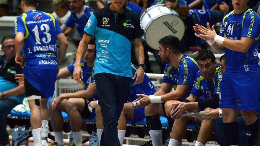 Quique Domínguez dando instrucciones desde el banquillo del Municipal. // Rafa Vázquez