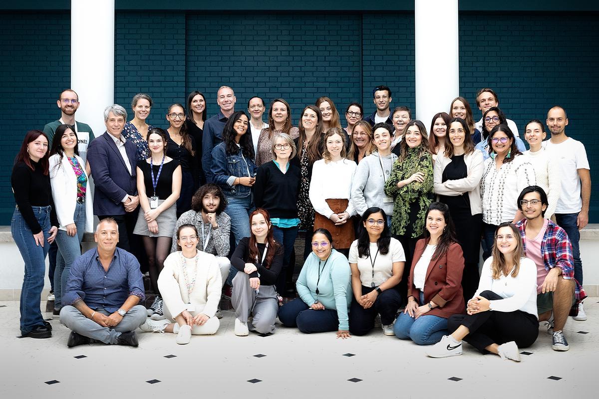 Foto de familia del Laboratorio de Neuroendocrinología, con los investigadores principales y sus equipos.