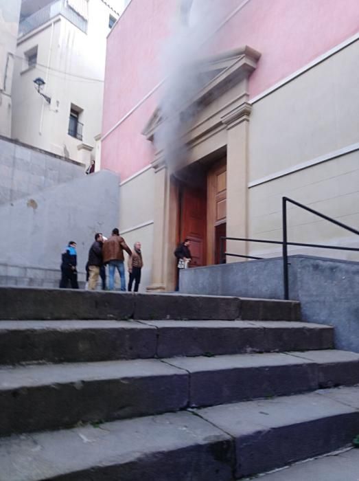 Imatge de l''incendi, cremant l''entrada de l''església