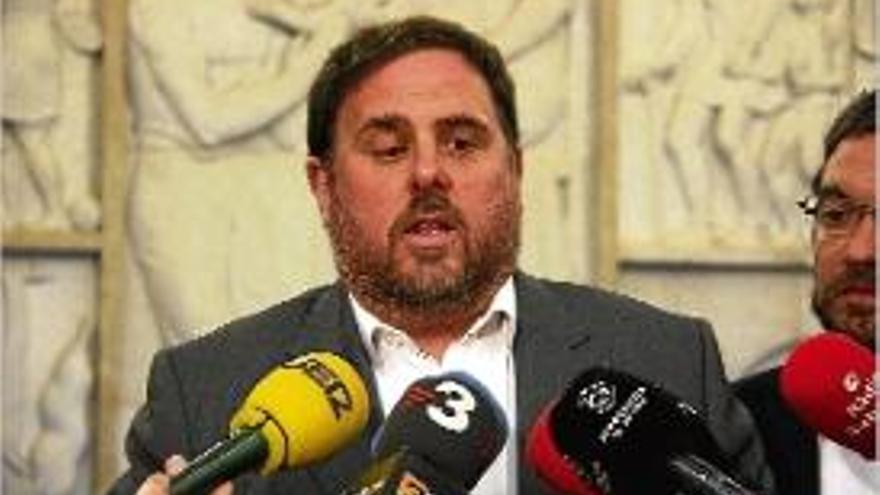 El conseller d&#039;Economia, Oriol Junqueras, atenent els mitjans.