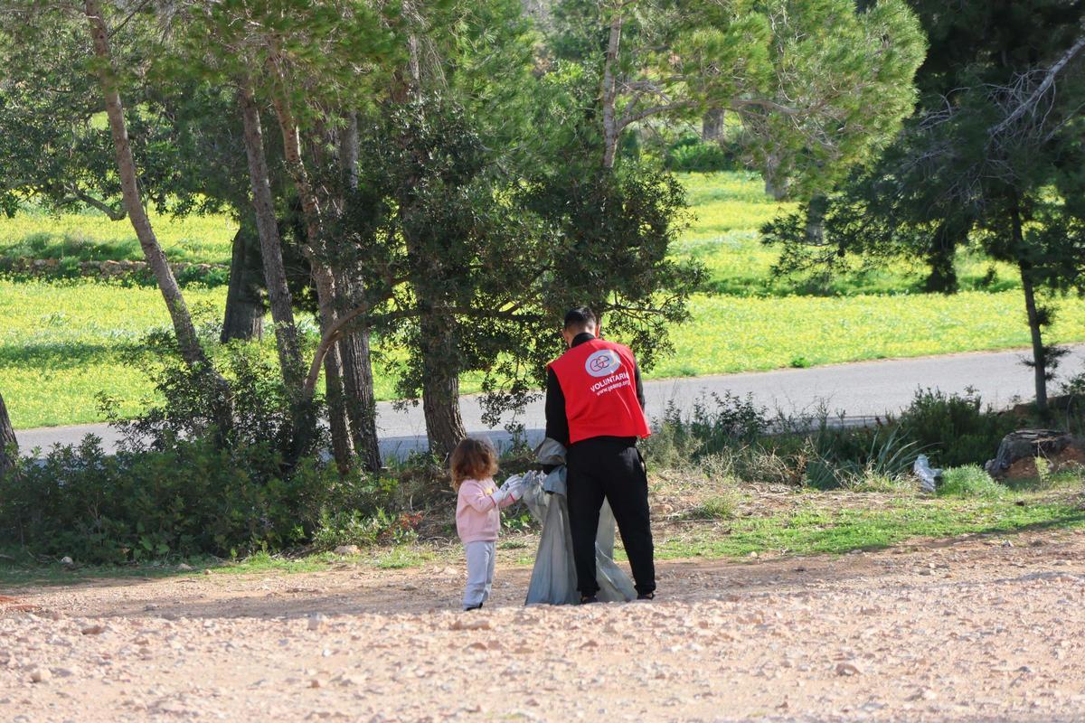 La XVII Jornada de Limpieza en Sa Talaia concluye con la recogida de 400 kilos de residuos La XVII Jornada de Limpieza en Sa Talaia concluye con la recogida de 400 kilos de residuos