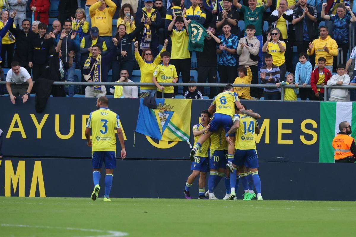Los jugadores cadistas celebran uno de sus goles al Córdoba CF.