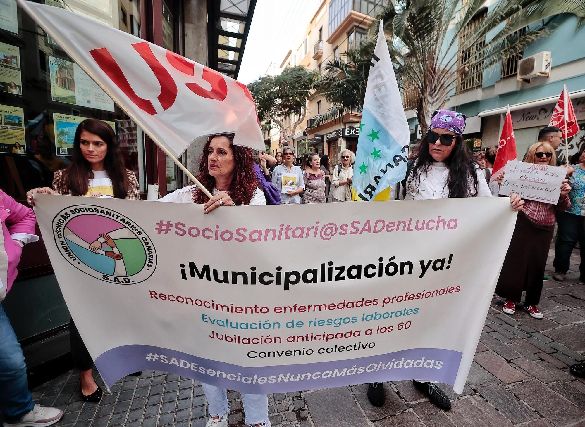 Concentración a las puertas del Parlamento contra el modelo de ayuda a domicilio