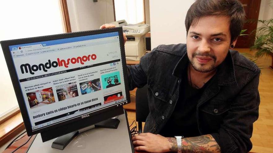 Gerardo Collazo, con la portada de su revista online &quot;Mondo Insonoro&quot;. // Marta G. Brea