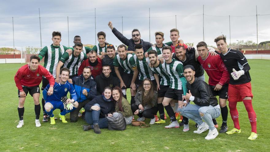 Afició i jugadors del Peralada, el diumenge