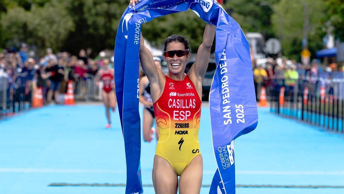Miriam Casillas celebra su primera posición tras cruzar la meta.