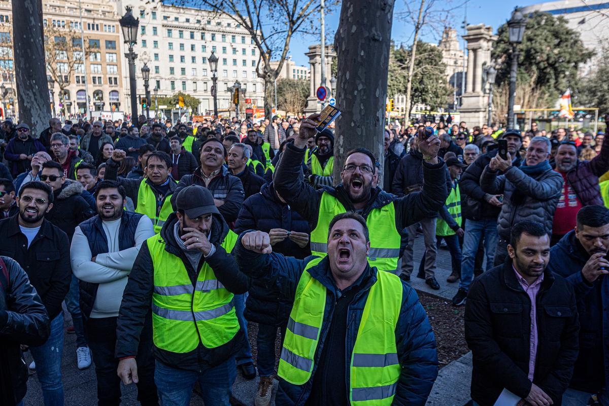 El sector del taxi, en huelga este miércoles en Barcelona, ha acordado “dar una tregua” al Govern hasta la celebración del Mobile World Congress