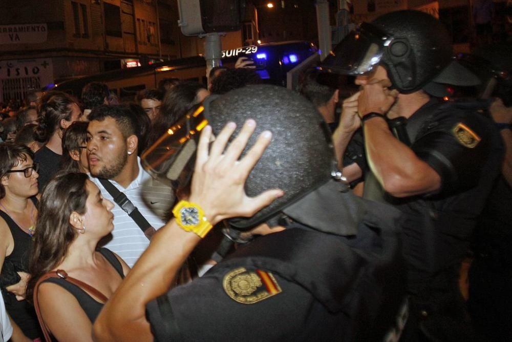 Los manifestantes protestan contra el AVE