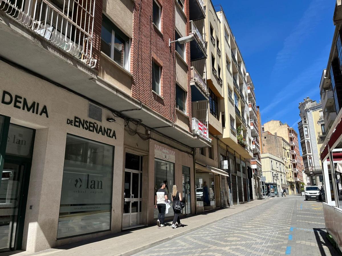 Dos personas caminan por la calle del Riego en la ciudad de Zamora