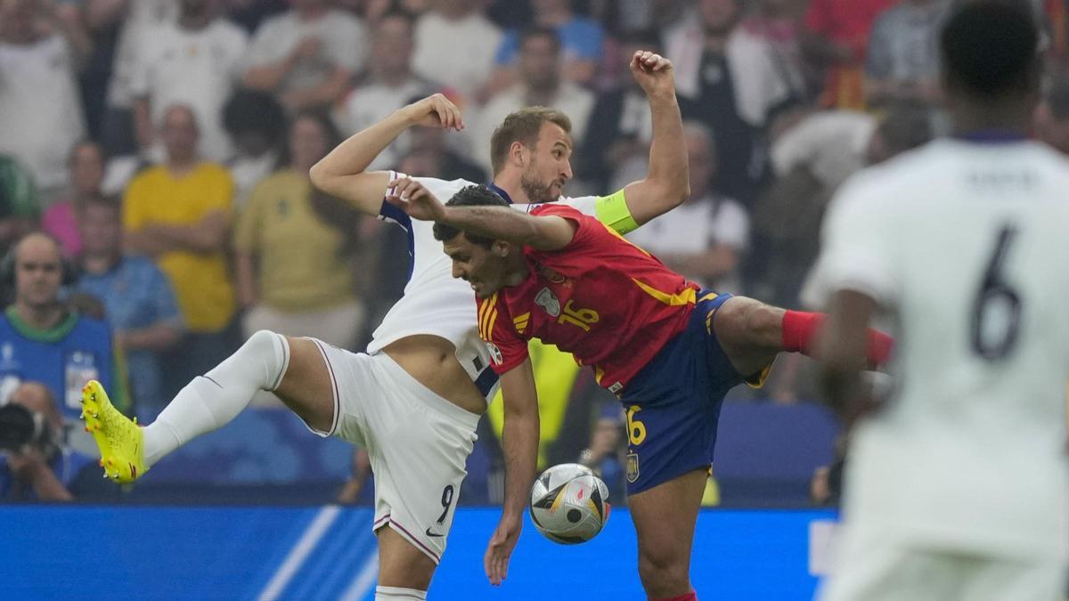 Kane y Rodri pugnan por un balón aéreo en la primera mitad de la final.