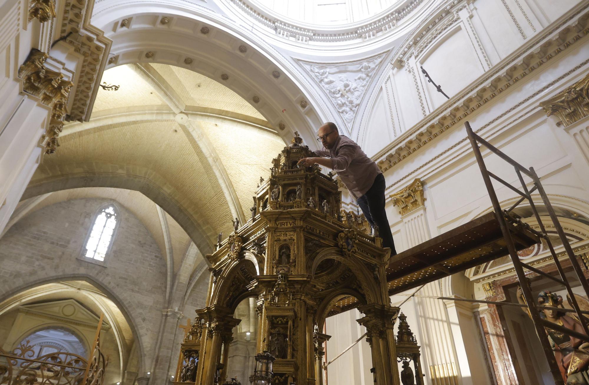 Limpieza de la custodia tras las lluvias del domingo durante la procesión del Corpus Christi