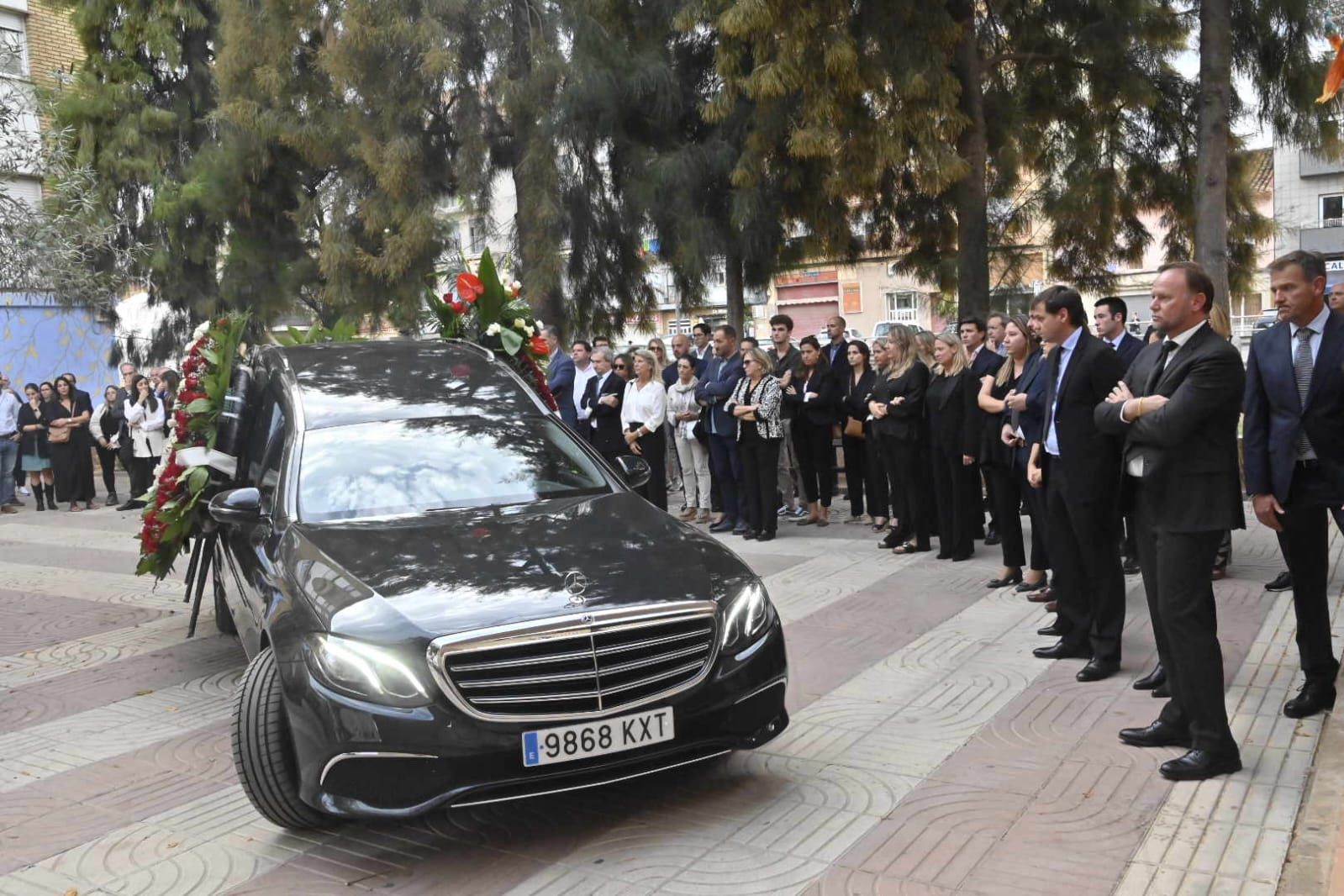 Instante de la llegada del coche fúnebre con los restos de José Manuel Llaneza.