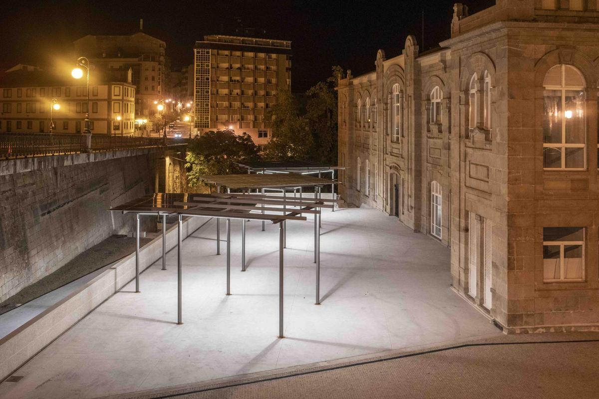 El edificio del mercado, el entorno recién renovado y el puente murallón de las Burgas, desde el que se puede divisar la obra, tras la retirada del vallado.