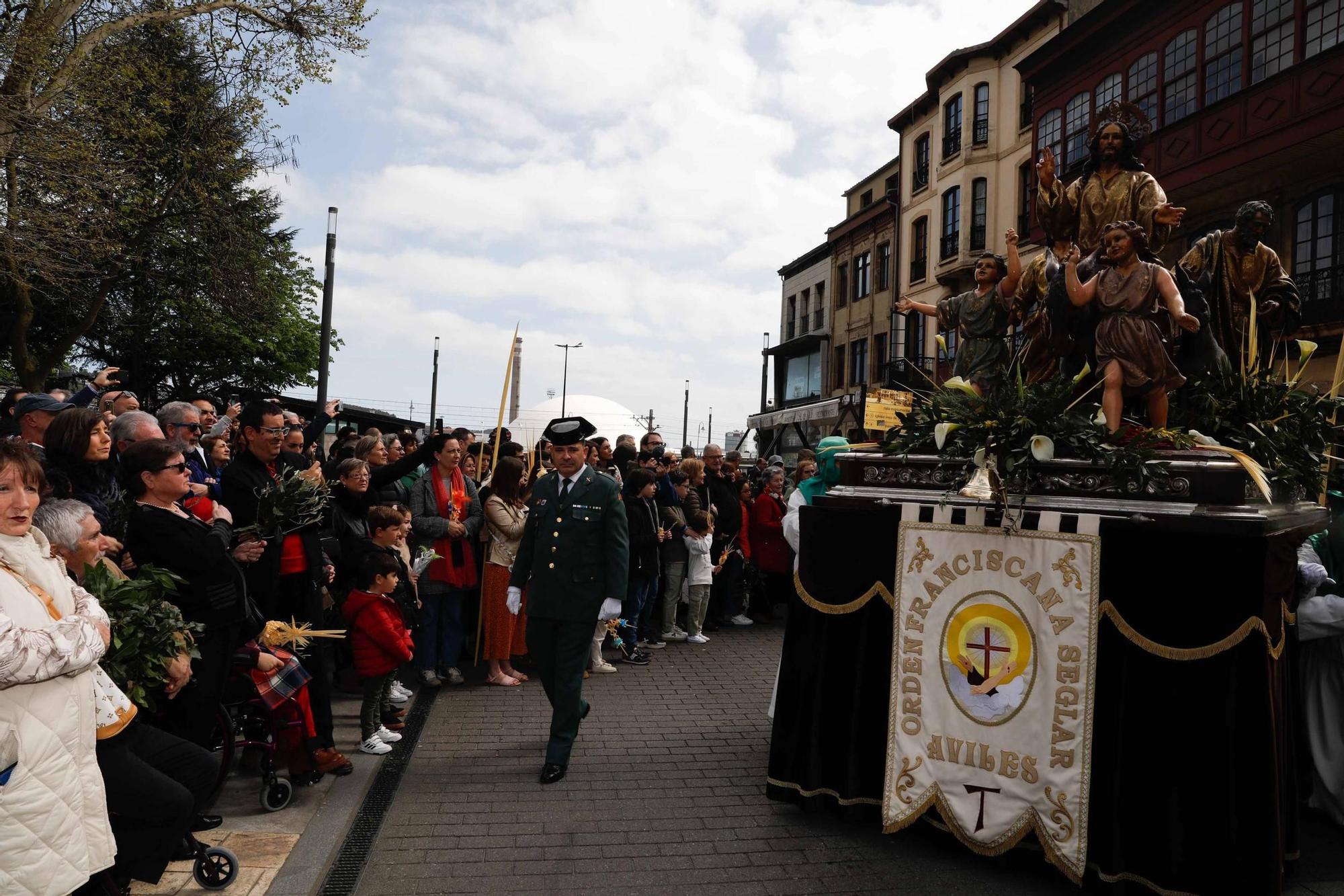 Multitudinaria bendición de ramos y procesión de La Borriquilla en Avilés