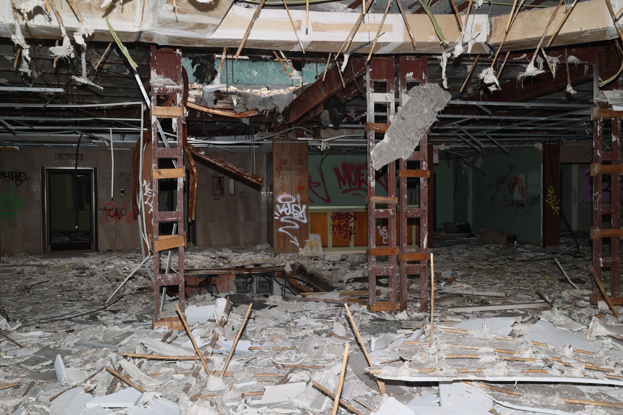 Viejo HUCA. Recorrido por cómo está el viejo hospital.