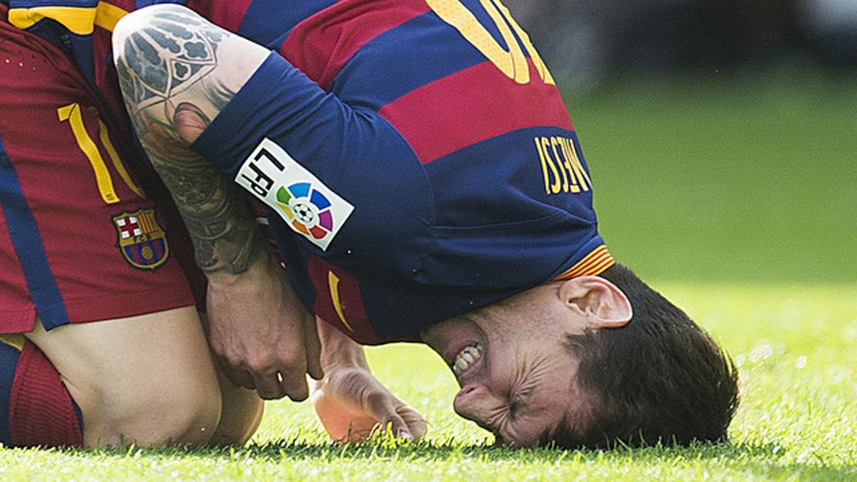 Leo Messi aprieta los dientes tras lesionarse la rodilla izquierda en los primeros minutos del partido contra el Las Palmas