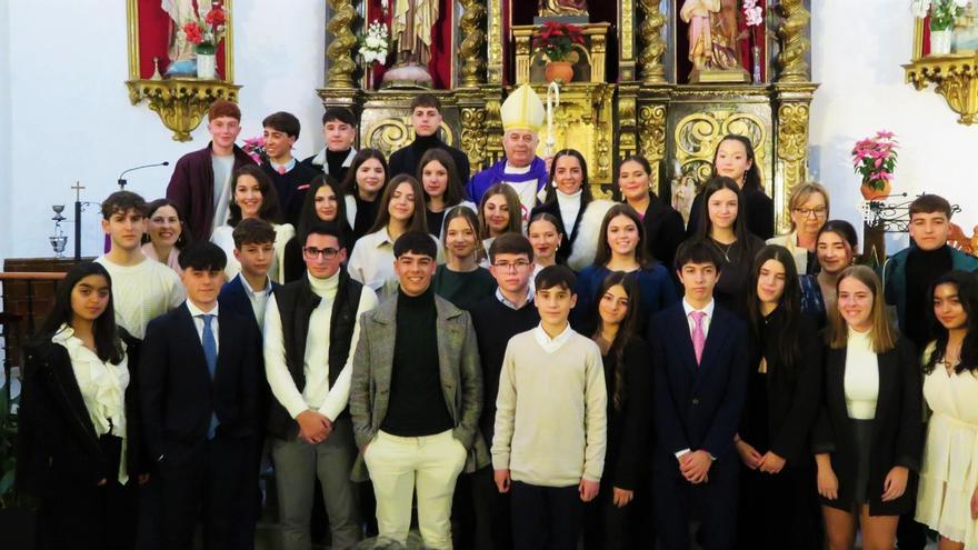 El arzobispo coadjutor de la Archidiócesis de Mérida – Badajoz confirma a 32 jóvenes de Monesterio