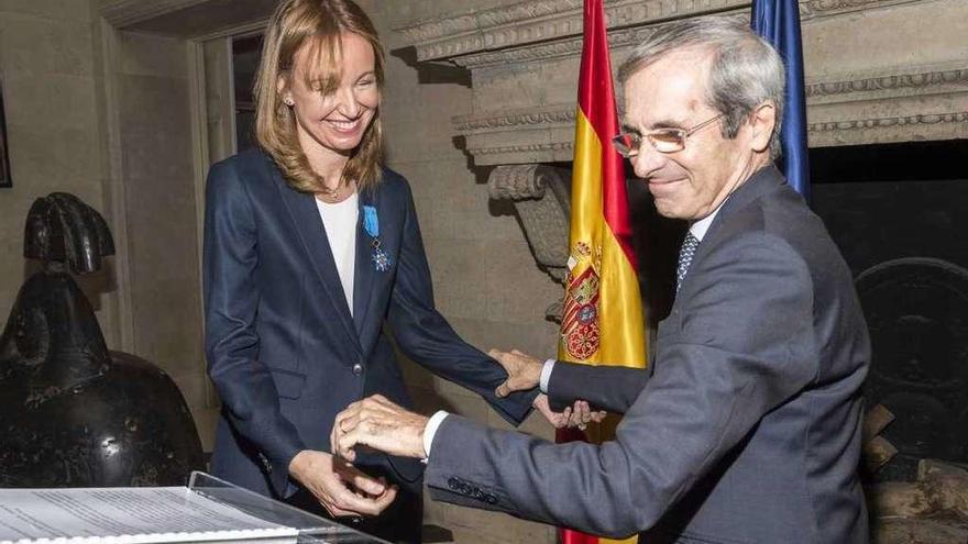 Loreto Ordóñez, con el embajador de Francia en España, Yves Saint-Geours.