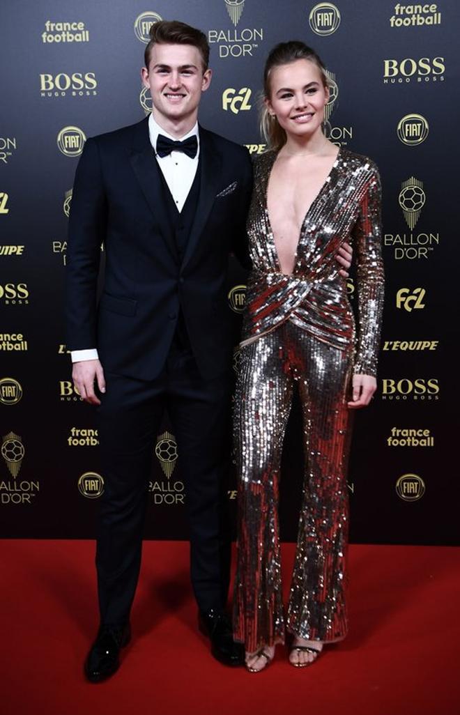 Matthijs de Ligt y su novia Annekee Molenaar llegan a la gala del Balon de Oro France Football 2019 en el Chatelet Theatre en Paris.