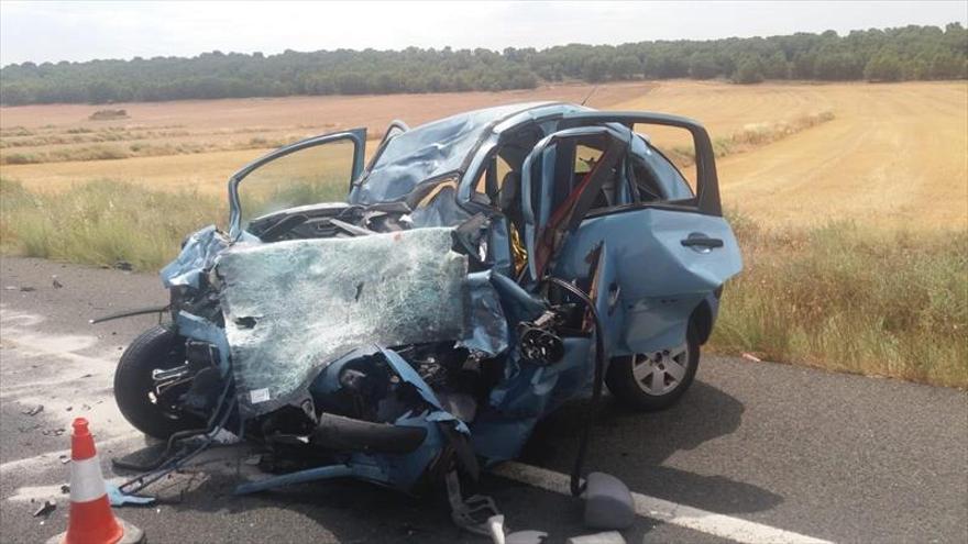 Una conductora muere al chocar su coche con un camión en la N-II