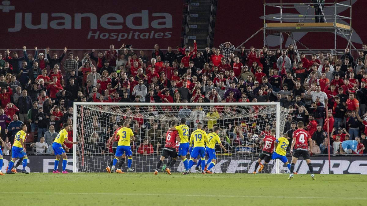 Maffeo marca de cabeza el gol de la victoria al Cádiz.