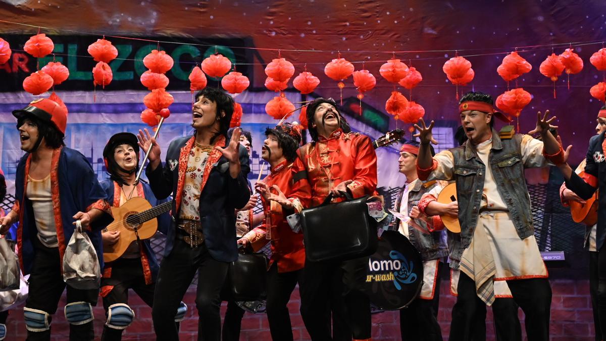 La murga Al Maridi, vigentes campeones, en un momento de su actuación de este año.