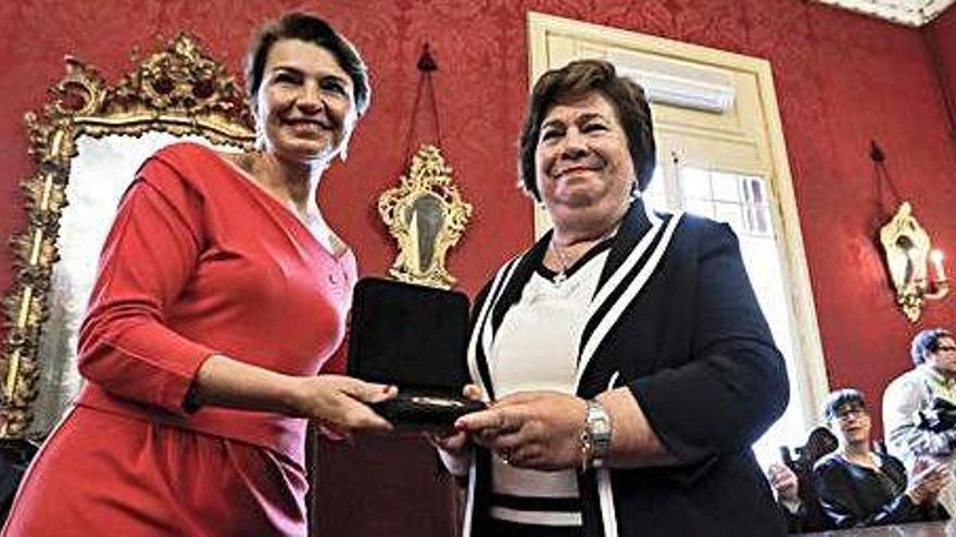 María Luisa Cava de Llano (derecha) recibe la Medalla de Oro del Parlament balear, en una imagen de mayo de 2014.