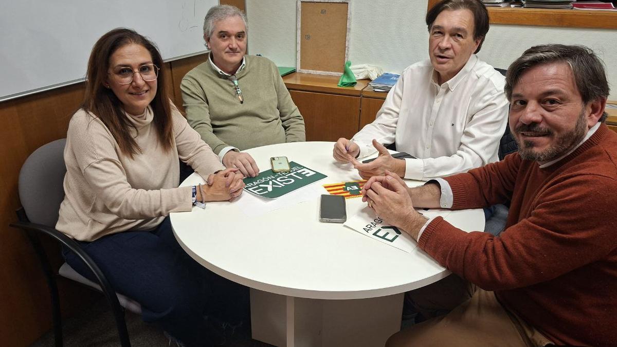 De izquierda a derecha, Pilar Buj, (diputada Teruel Existe), Cruz Díez, Tomás Guitarte y Valero Aguayos.