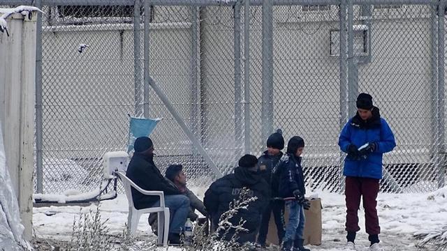 Una familia en elcampo de refugiados de Moria.